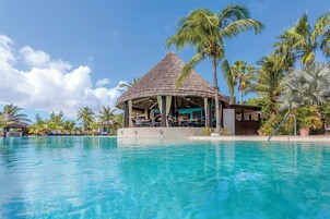 2 piscinas al aire libre, cabañas de piscina gratuitas, sombrillas
