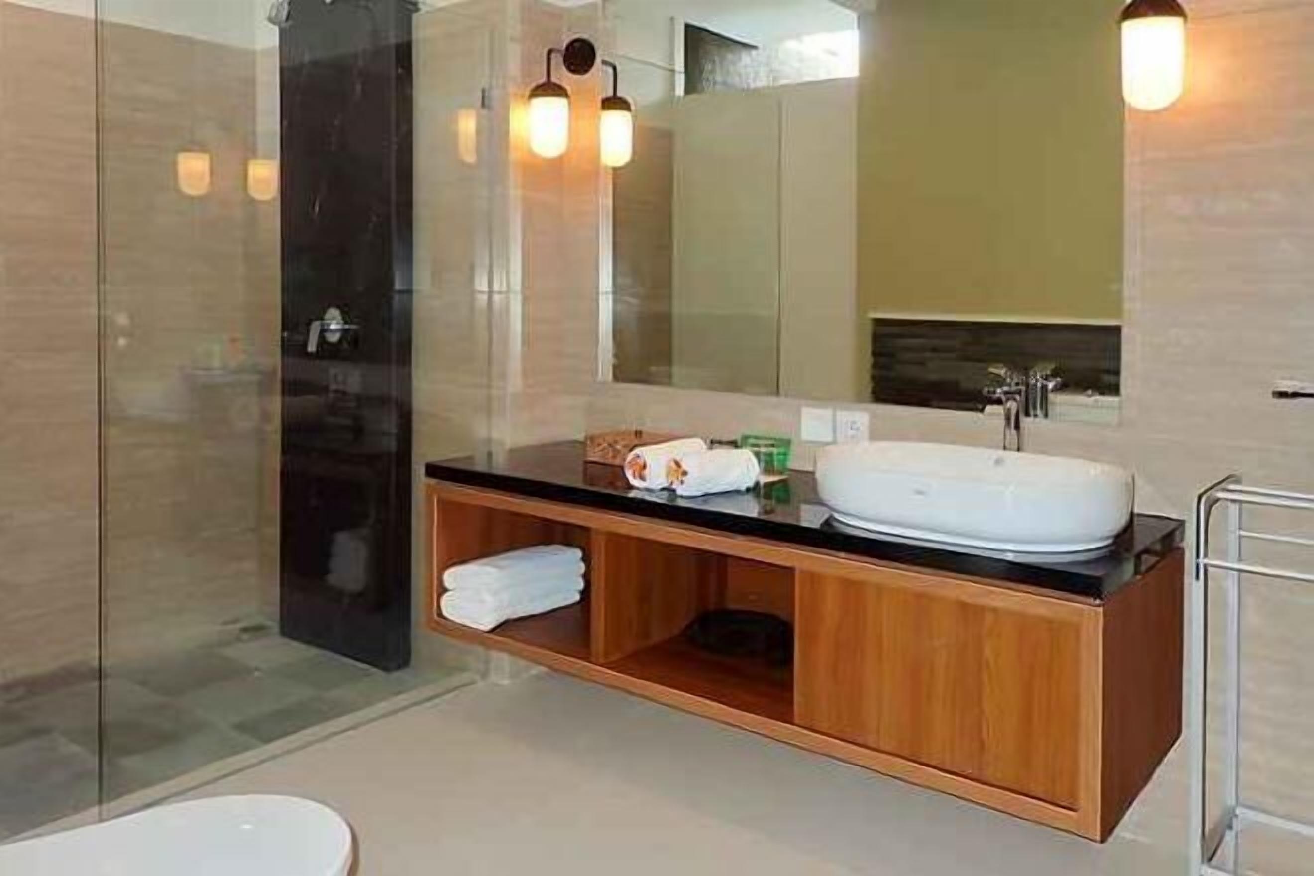 Bathroom | Free toiletries, hair dryer, slippers, bidet