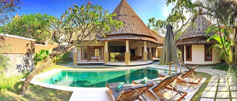 Utendørsbasseng, bassengparasoller og solsenger