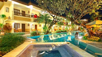 Kolam renang outdoor, dengan payung kolam renang dan kursi berjemur