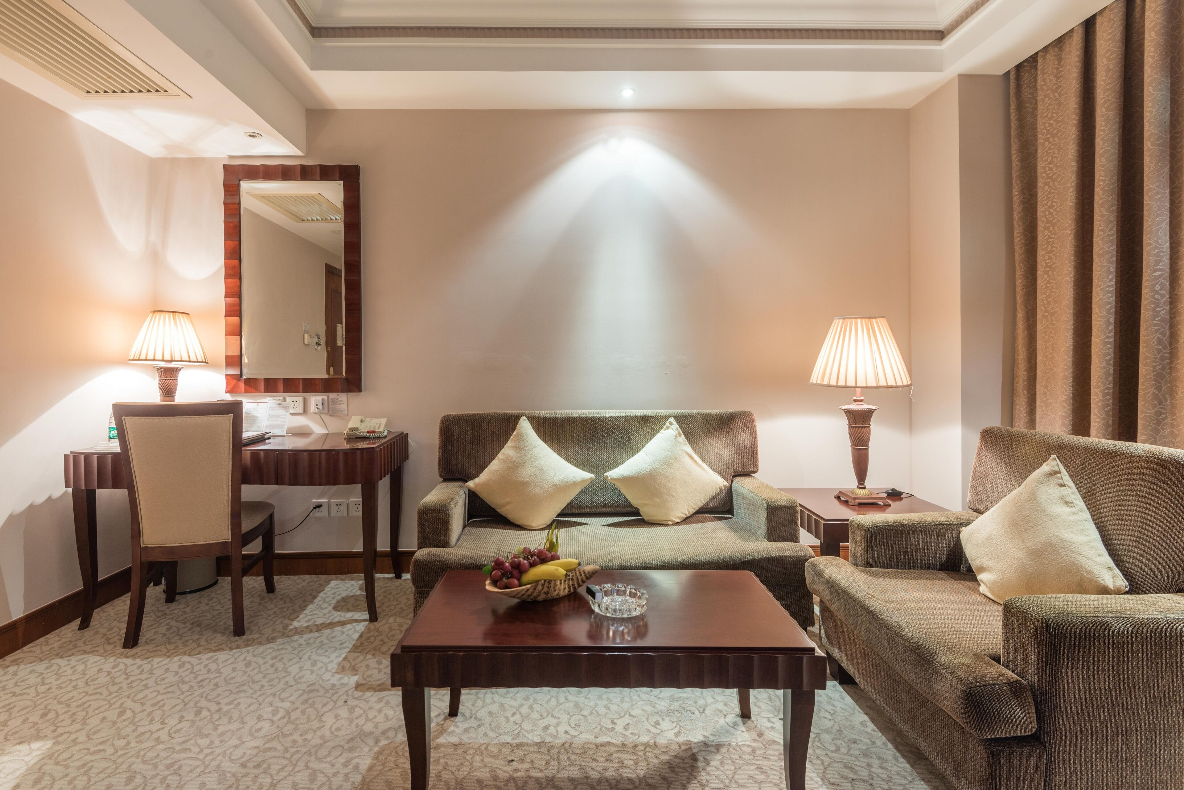 客房内保险箱、办公桌、笔记本电脑工作区、遮光窗帘