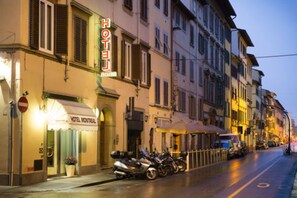Front of property - Hotel Montreal (Florence)