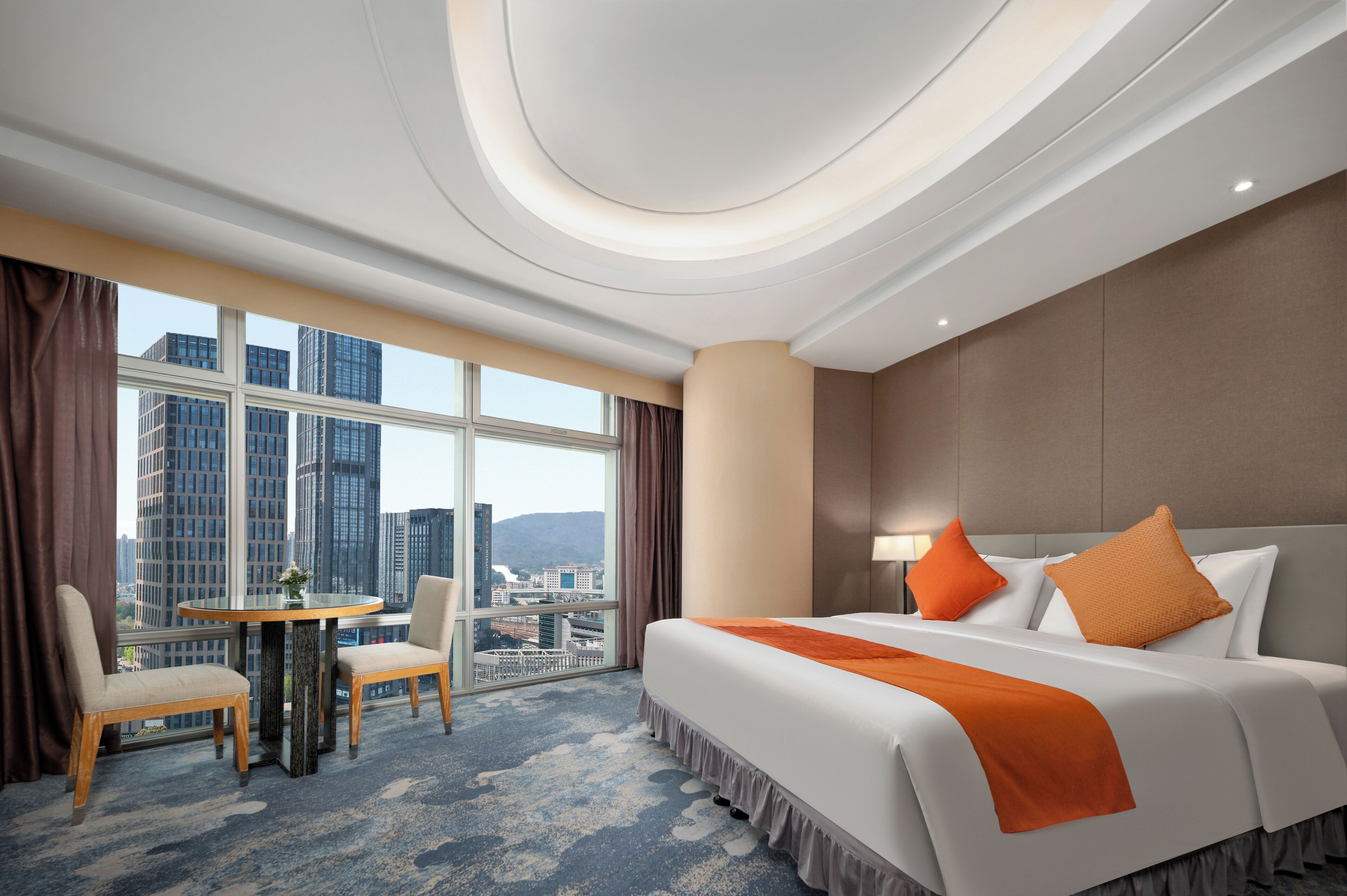 Suite empresarial | Ropa de cama de alta calidad y minibar 