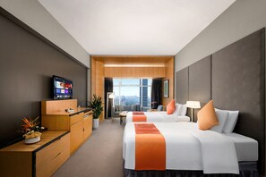 Habitación Deluxe con 2 camas individuales | Ropa de cama de alta calidad, minibar, caja fuerte y escritorio