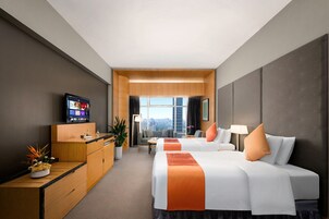 Deluxe Twin Room | Peralatan tempat tidur premium, bar mini, peti besi dalam bilik, meja 