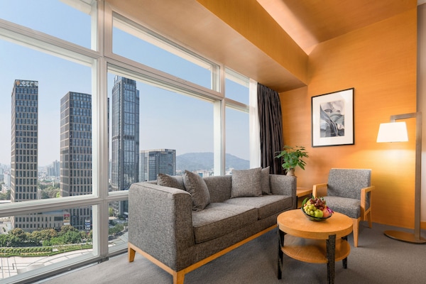 Premium bedding, minibar, in-room safe, desk