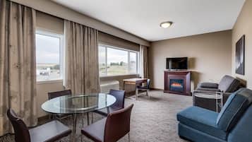 Elite studio suite, 2 slaapkamers, kitchenette | Woonruimte | Flatscreentelevisie