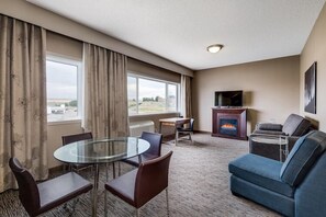 Elite Studio Suite, 2 Bedrooms, Kitchenette | Living area