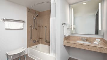 Un baño moderno con bañera, ducha y lavamanos.