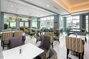 Phục vụ bữa sáng và bữa tối 