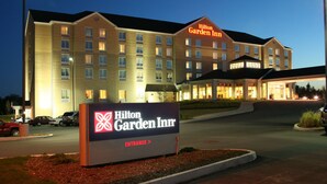 Un hotel Hilton Garden Inn con un gran cartel que indica la entrada.