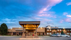 A Seasons Cafe & Eatery with a covered entrance, cars parked in front, and a clear sky. - Heritage Inn Hotel & Convention Centre Taber (Taber)