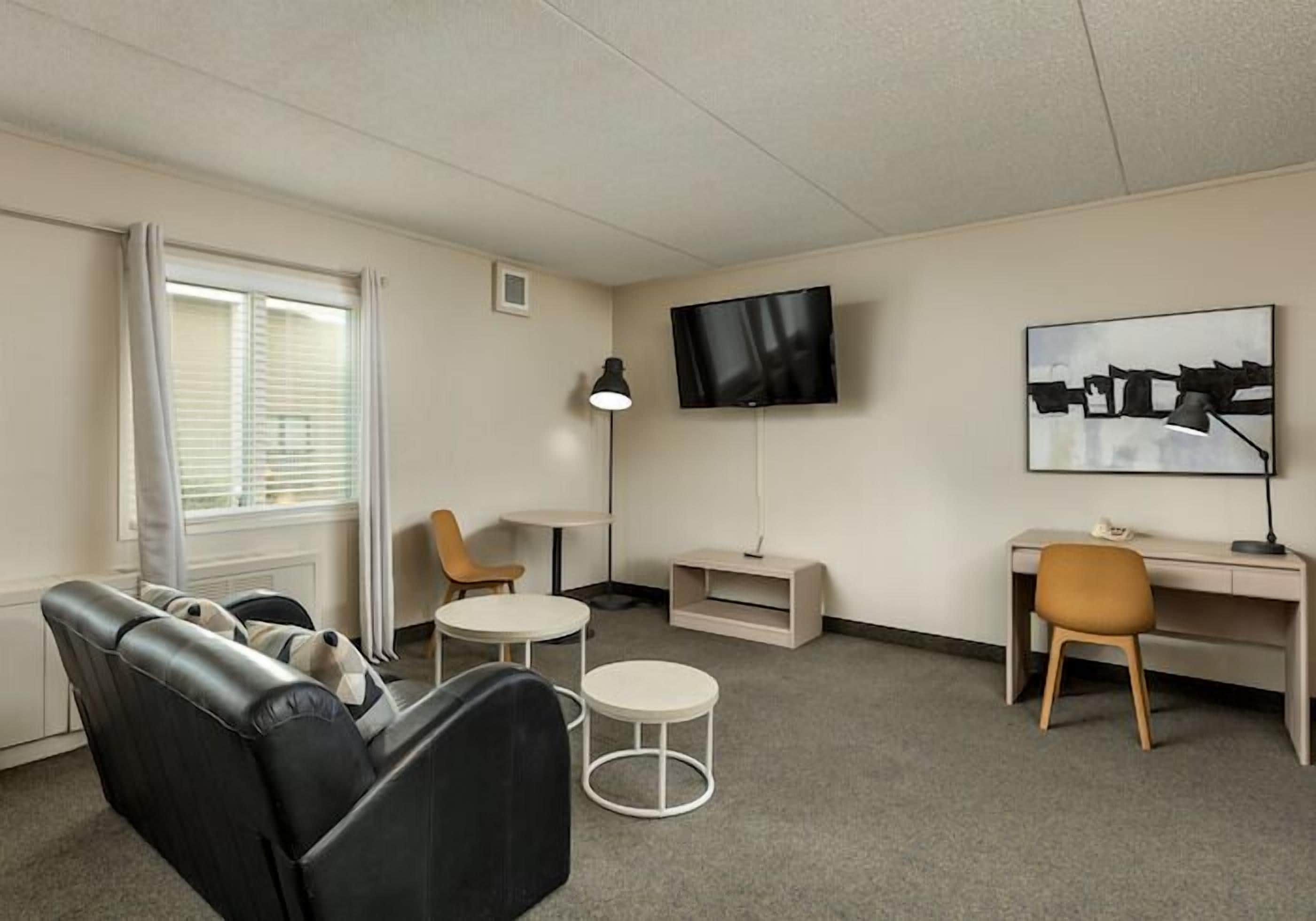 Studio Standard, 1 très grand lit | Aire de séjour | Téléviseur à écran plat