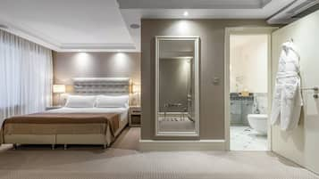 Junior Suite Business Class | Hypo-allergenic bedding, minibar, in-room safe, soundproofing