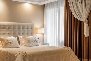 Junior Suite Business Class | Hypo-allergenic bedding, minibar, in-room safe, soundproofing