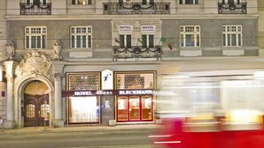 A historic building with multiple stories, featuring ornate architectural details and large windows. - Hotel-Pension Bleckmann (Vienna)