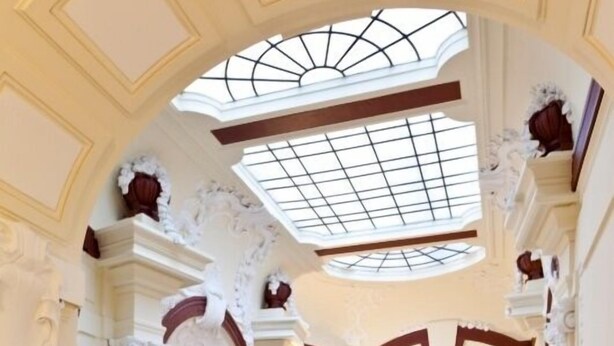 A grand hallway with high ceilings, arched doorways, and a skylight. - Hotel-Pension Bleckmann (Vienna)