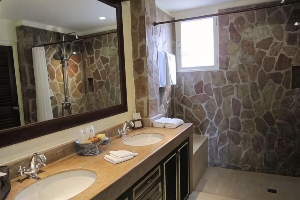 Douche, articles de toilette (gratuits), séchoir à cheveux, peignoirs