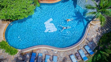 2 piscines extérieures