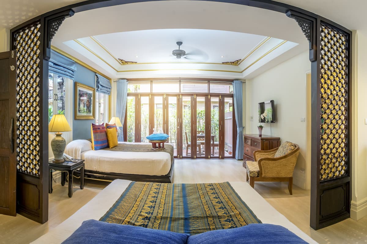Gold Antique Downstairs Room with Forest View | Standard di pulizia