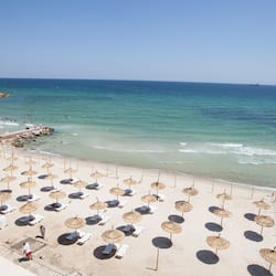 Plage privée, cabines gratuites, chaises longues, parasols