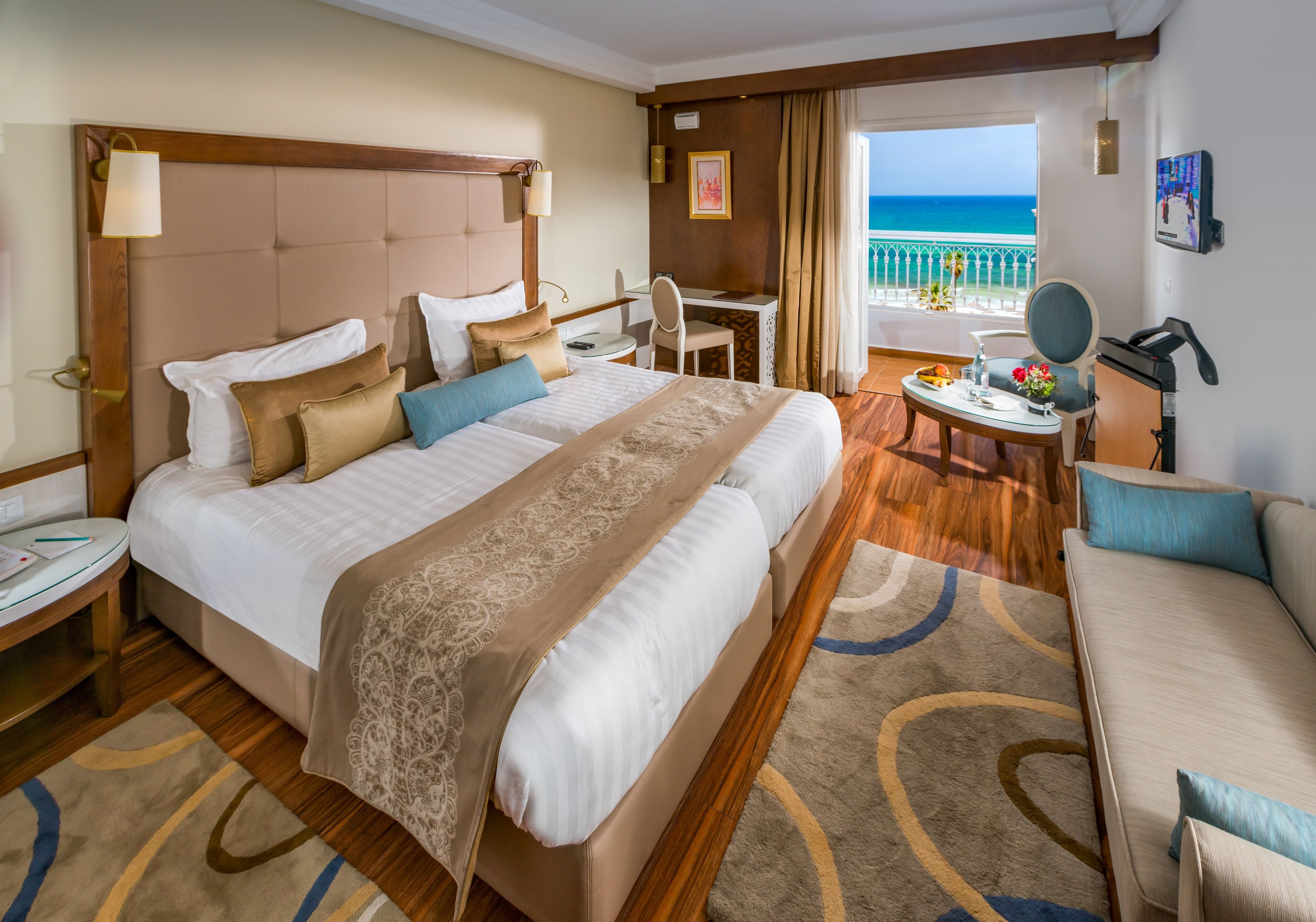 고급 침구, 미니바, 객실 내 금고, 책상