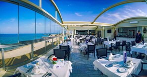 Déjeuner et dîner servis sur place, spécialités Cuisine internationale