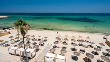 Playa privada, camas de playa gratuitas, camastros y sombrillas