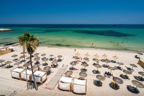 Plage privée, cabines gratuites, chaises longues, parasols