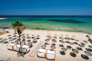 Playa privada, camas de playa gratis, sillas reclinables de playa