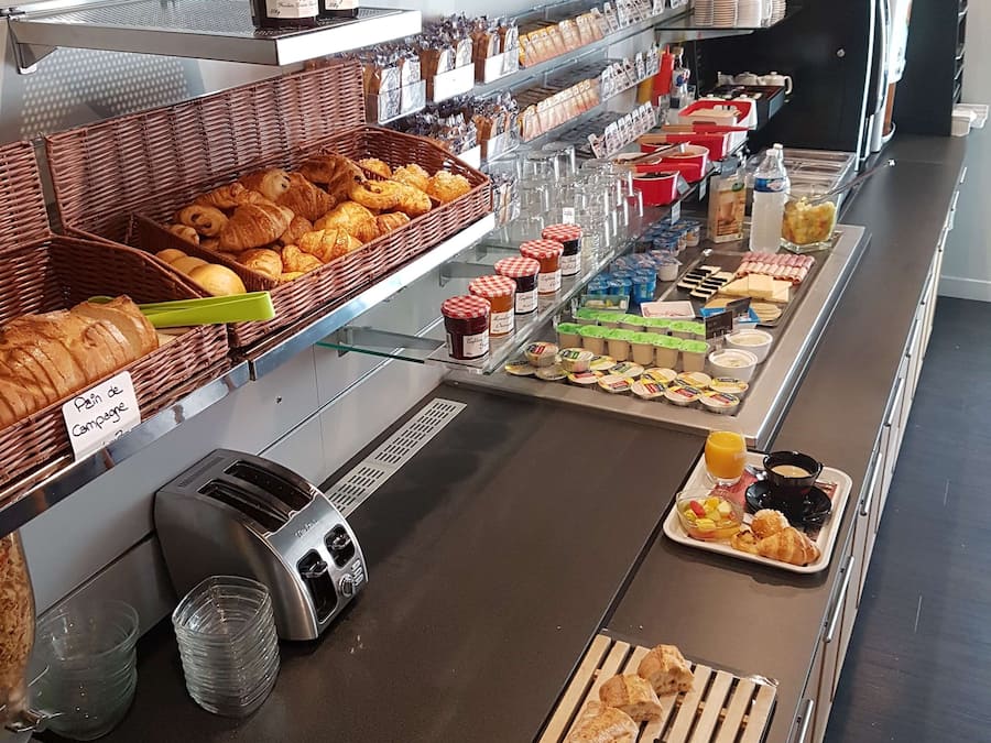 Café da manhã com buffet todos os dias (EUR 12 por pessoa)