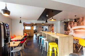 Desayuno buffet (EUR 12 por persona) 