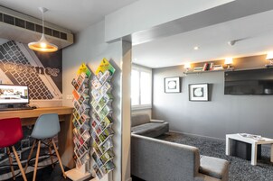 Coin salon dans le hall