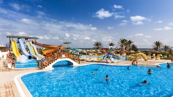 Piscine couverte, parasols de plage, chaises longues