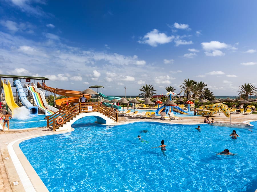 Innendørsbasseng,4 utendørsbassenger, bassengparasoller og solsenger