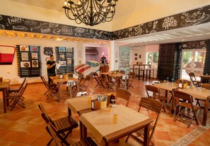 3 restaurantes, se sirve cena, cocina local