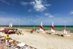 Playa privada, arena blanca, tumbonas y sombrillas