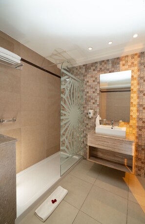 Combined shower/bathtub, free toiletries, hair dryer, towels - Tui Magic Life Penelope Beach (Djerba Midun)