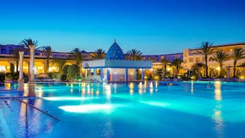 2 piscines couvertes, piscine extérieure, parasols de plage