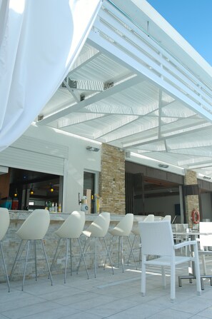 Poolside bar