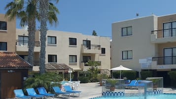 2 outdoor pools, pool loungers