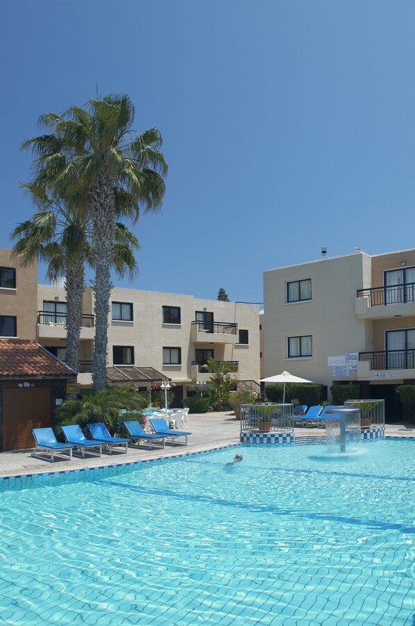 2 outdoor pools, pool loungers