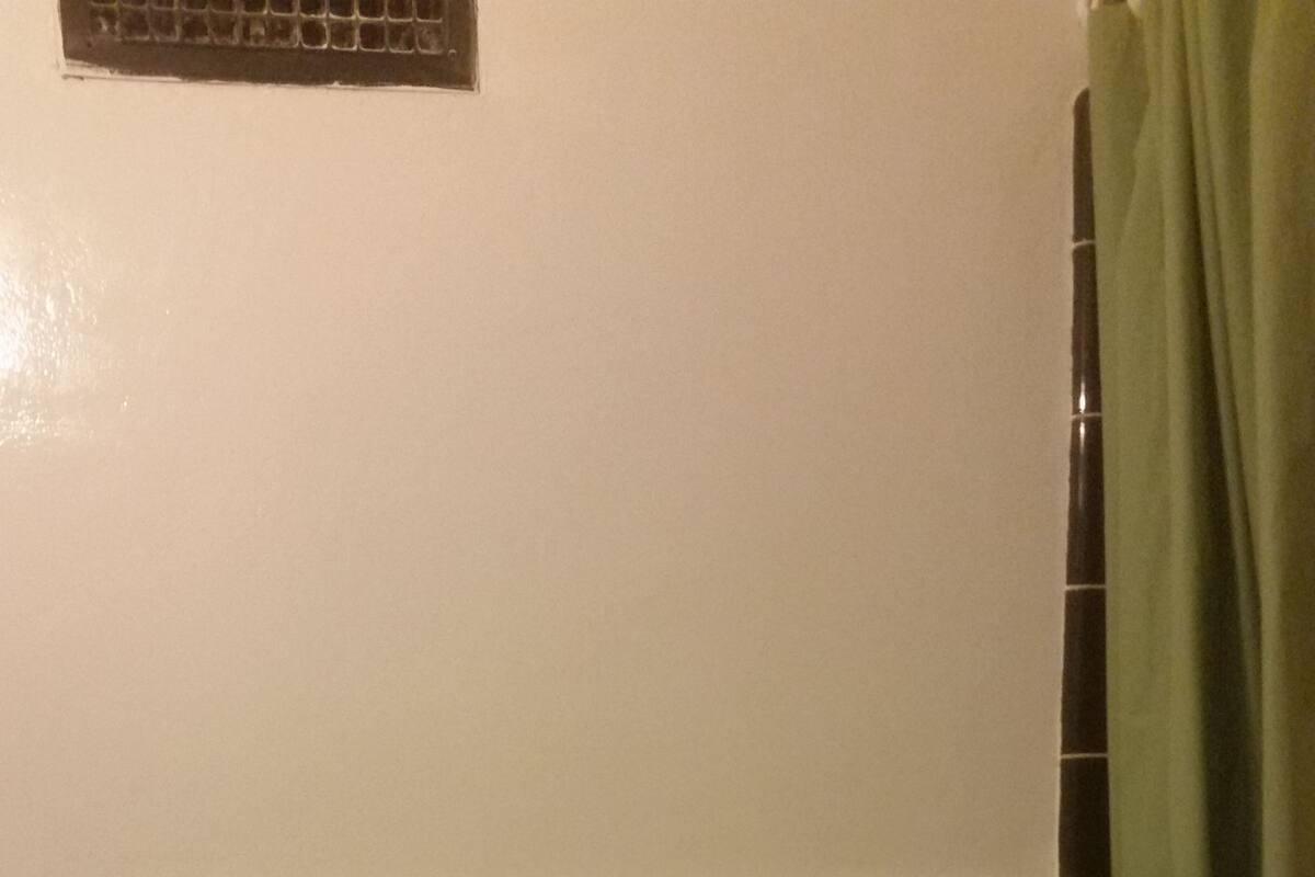 Douche, articles de toilette gratuits, sèche-cheveux