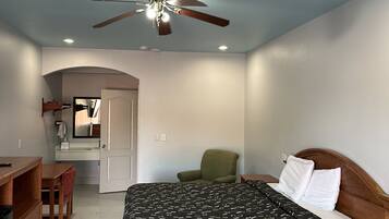 Habitación estándar, 1 cama King size | Escritorio, cortinas blackout y tabla de planchar con plancha