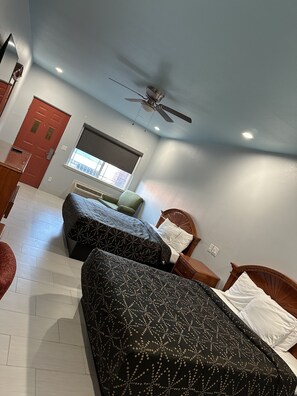 Desk, blackout drapes, iron/ironing board, free WiFi - La Copa Inn (Alamo)