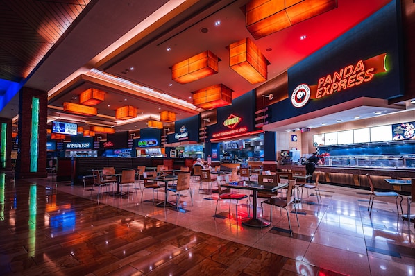 12 restaurants, breakfast, lunch, dinner served; sushi