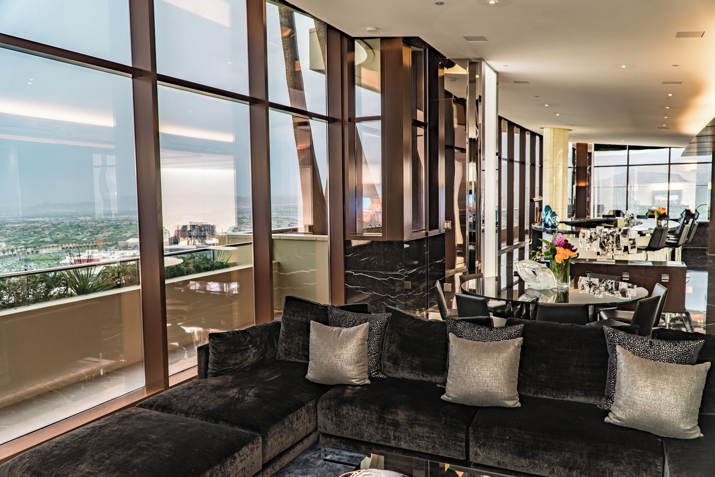 One 80 Suite | 起居区 | 65-英寸液晶电视（配备有线频道）、智能电视、Netflix