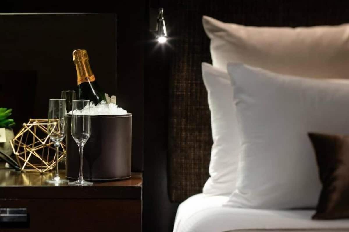 Egyptian cotton sheets, premium bedding, pillowtop beds, minibar