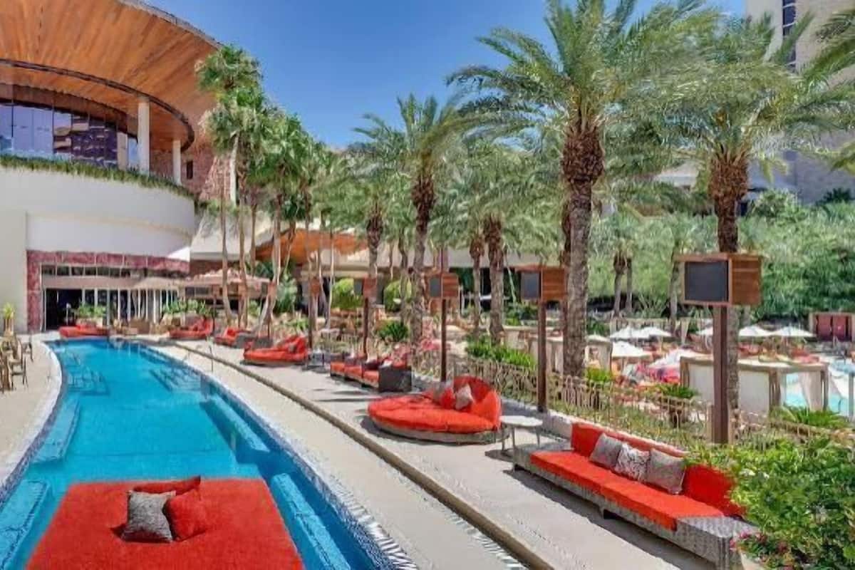 Pool | Outdoor pool, open 9 AM to 6 PM, cabanas (surcharge), pool umbrellas