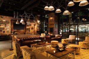 14 bares o lounges, bar junto a la alberca